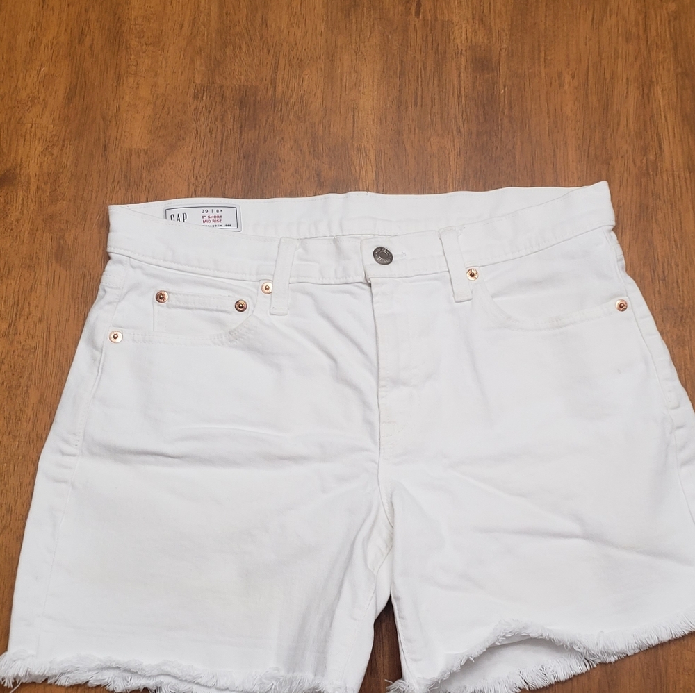 GAP Women's Mid Rise White Shorts Distressed Hem 5in Inseam Size 29/ 8R